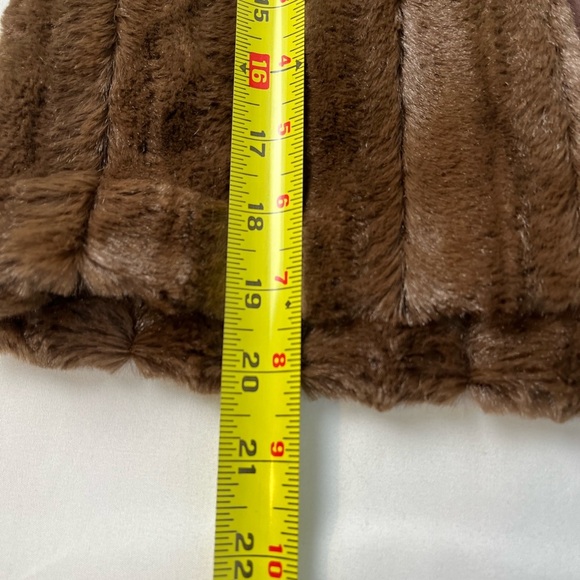 Macy's Girls Brown Faux Fur Vest - Size Large - Picture 7 of 9